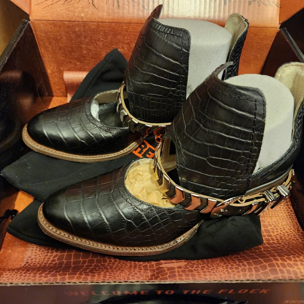 BNIB Black Croco Blade 8